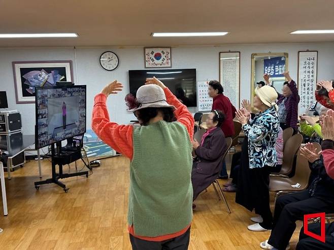6일 오후 서울 관악구 관악드림타운아파트 스마트경로당에서 원격 체조 수업이 진행되고 있다. 이명환 기자