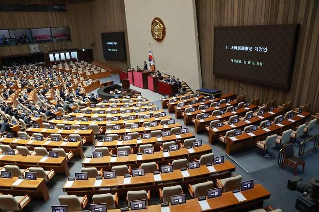 우원식 국회의장이 7일 국회에서 열린 5월 임시국회 제1차 본회의에 대한민국헌법 개정안을 상정한 뒤 발언하고 있다. 연합뉴스