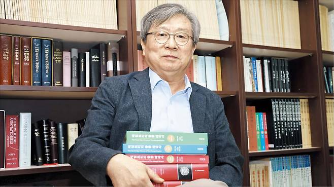 김호동 교수가 최근 국내 출간된 ‘케임브리지 몽골 제국사’와 이 책의 원서를 함께 들어 보이고 있다. 김 교수는 원서의 책임 편집을 맡았다. /고운호 기자