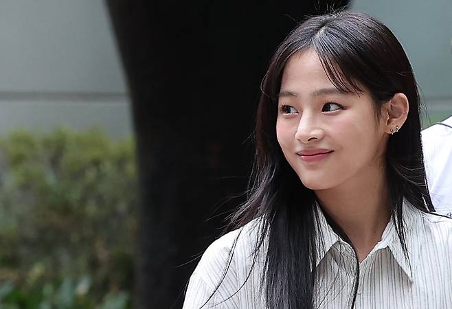 그룹 뉴진스 멤버 민지가 지난해 8월 14일 서울 서초구 서울중앙지방법원에서 열린 어도어가 뉴진스를 상대로 제기한 전속계약 유효 확인 소송 조정기일에 출석하고 있다./사진=뉴스1