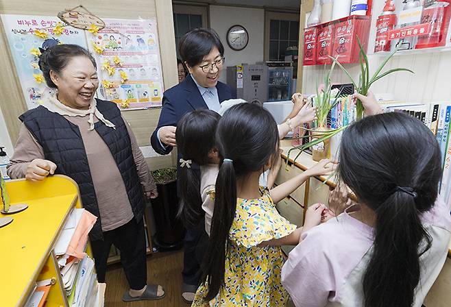 정은경 보건복지부 장관이 27일 서울 마포구의 한 야간 연장돌봄 센터를 방문해 현장을 둘러보고 있다. 2026.4.27 (사진=보건복지부)