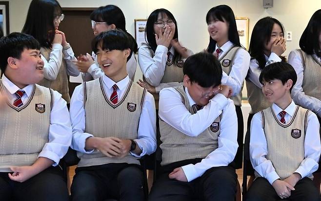 보스턴독립영화제에서 심사위원 대상을 받은 ‘스쿨 포 디펙터스’(School For Defectors)의 한 장면. 탈북 학생들이 활짝 웃고 있다. 장대현중고등학교 제공