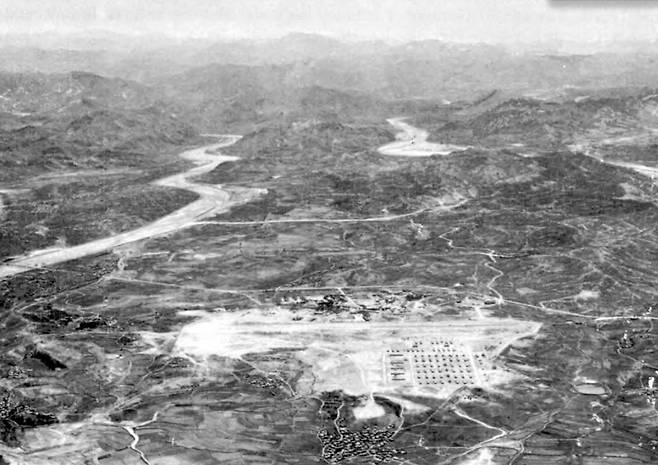 한국전쟁 당시 대전비행장을 찍은 항공 사진. 대전비행장은 지금의 대전 둔산동 자리에 있었다. 미 육군