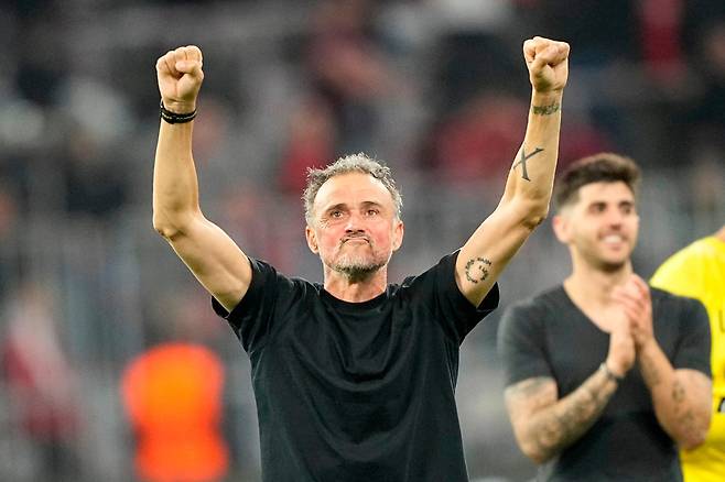 루이스 엔리케 PSG 감독이 6일 독일 뮌헨의 알리안츠 아레나에서 열린 바이에른 뮌헨과의 2025~26시즌 유럽축구연맹(UEFA) 챔피언스리그(UCL) 준결승 2차전 원정 경기에서 승리한 뒤 결승 진출을 확정하고 기뻐하고 있다. 뮌헨=AP 연합뉴스