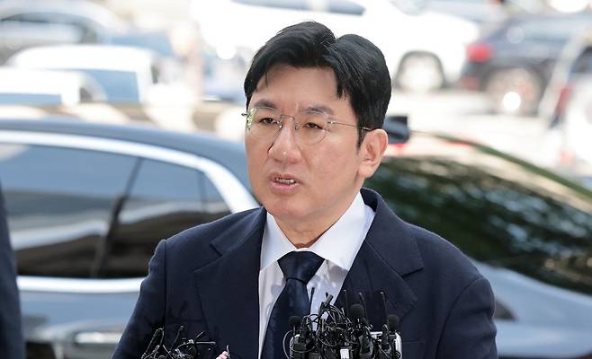 방시혁 하이브 의장이 지난해 9월 15일 서울 마포구 서울경찰청 금융범죄수사대에 피의자 신분으로 출석하며 취재진 질문에 답하고 있다. 연합뉴스