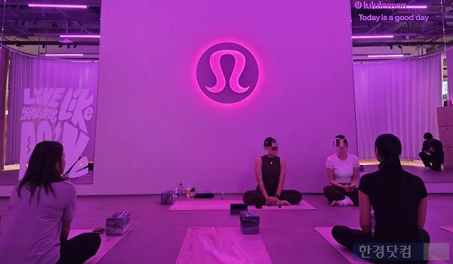 7일 서울 강남구 하우스오브신세계 1층 룰루레몬 팝업스토어에서 열린 요가 수업 현장./사진=박수림 기자
