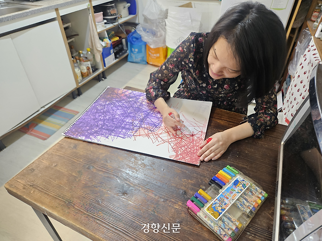 발달장애 청년 ‘나영’이 지난달 24일 서울 마포구 성산동 발달장애청년허브 ‘사부작’ 사무실에서 그림을 그리고 있다. 박채연 기자