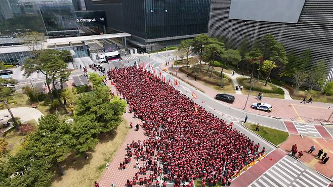 삼성바이오로직스 상생노동조합 조합원들이 4월22일 인천 연수구 삼성바이오로직스 송도 사업장 앞에서 임금 인상 등을 요구하며 투쟁결의대회를 하고 있다. 삼성바이오로직스 상생노동조합 제공