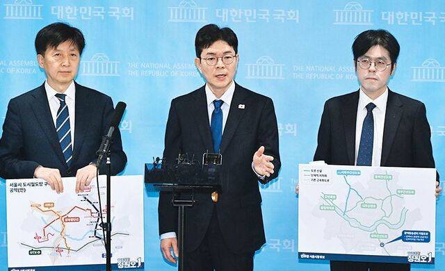 정원오(가운데) 더불어민주당 서울시장 후보가 7일 국회 소통관에서 교통 공약을 발표하고 취재진 질문에 답하고 있다. 정 후보는 동부선 신설, 서부선·강북횡단선 공사 재추진 등을 통해 격자형 철도망을 완성하겠다고 밝혔다. 이병주 기자