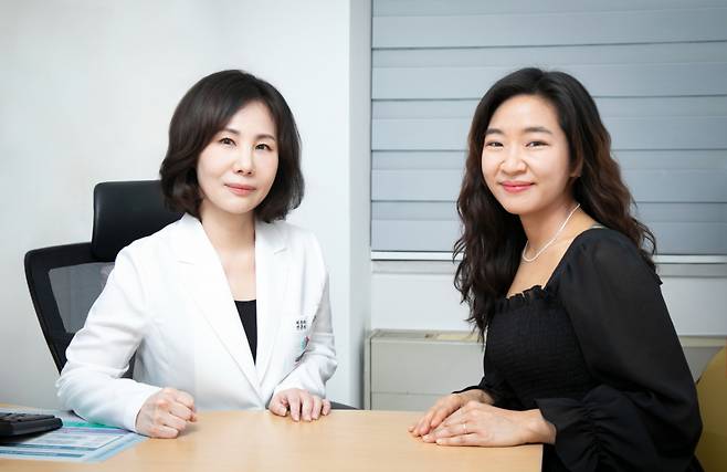 국립중앙의료원 피부과 안지영 교수(사진 왼쪽)과 중증 아토피 피부염 환자 이수연씨가 진료실에서 함께 만나 치료 과정에 대해 이야기하고 있다. /사진=애브비