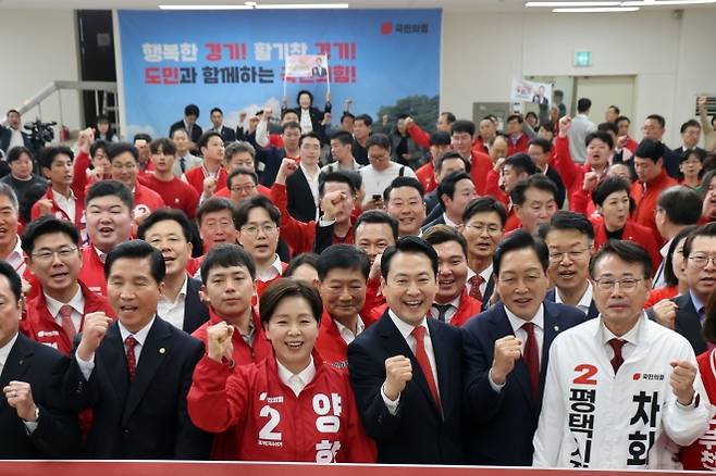 국민의힘 장동혁(앞줄 왼쪽 두 번째) 대표와 양향자(앞줄 맨 왼쪽) 경기지사 후보가 6일 경기 수원시 경기도당에서 열린 ‘제9회 전국동시지방선거 경기도당 필승 결의대회’에서 파이팅을 외치는 모습. 연합뉴스