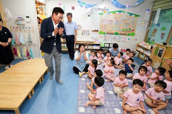 정문헌(왼쪽) 서울 종로구청장이 지난해 7월 종로구의 경희궁솔빛어린이집을 찾아 어린이들과 인사를 나누고 있다. 종로구 제공