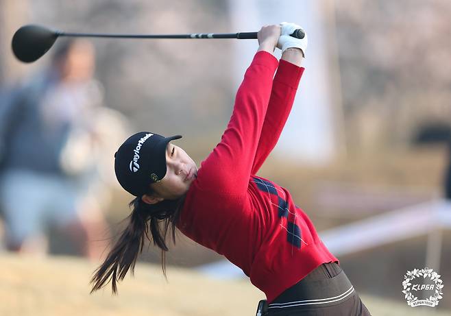 티샷을 하고 있는 김서아. 사진 제공=KLPGA