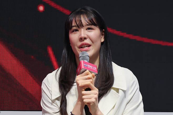 박지수가 지난달 열린 2025-2056 여자프로농구 포스트시즌 미디어데이 행사에서 각오를 밝히고 있다. 연합뉴스