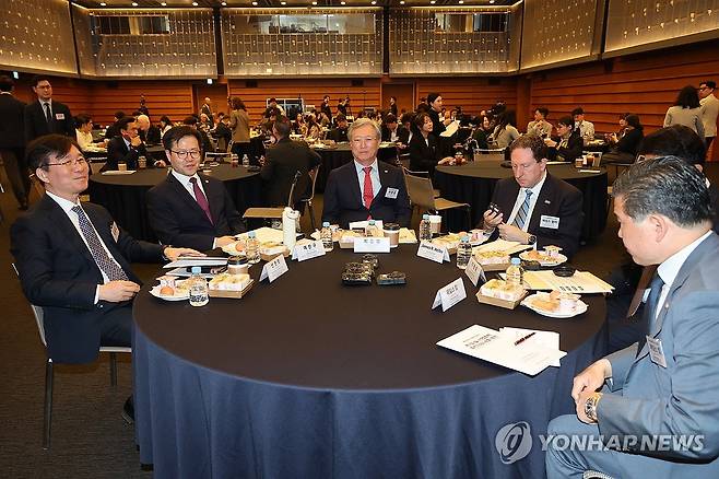 제6회 한미 산업협력 콘퍼런스 (서울=연합뉴스) 임화영 기자 = 7일 서울 중구 대한상공회의소에서 한·미·일 산업협력 파트너십 강화 방안 주제로 열린 '제6회 한미 산업협력 콘퍼런스'에 성윤모 전 산업통상자원부 장관(왼쪽부터), 여한구 산업통상부 통상교섭본부장, 최중경 한미협회장, 제임스 헬러 주한 미국 대사대리가 참석하고 있다. 2026.5.7 hwayoung7@yna.co.kr