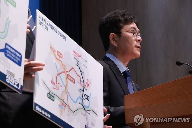 교통 공약 발표하는 민주당 정원오 서울시장 후보 (서울=연합뉴스) 신현우 기자 = 더불어민주당 정원오 서울시장 후보가 7일 국회 소통관에서 교통 공약을 발표하고 있다. 2026.5.7 nowwego@yna.co.kr