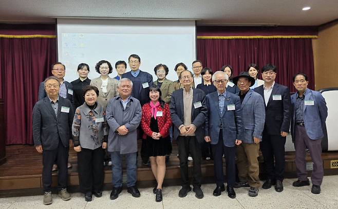 김영수 한국사마천학회 이사장 특강이 끝난후 목민과정 수강생들이 김영수 이사장과 함께 단체사진을 찍고 있다. 사진=다산학당 제공