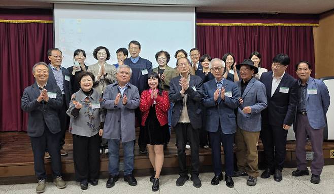김영수 한국사마천학회 이사장 특강이 끝난후 목민과정 수강생들이 김영수 이사장과 함께 단체사진을 찍고 있다. 사진=다산학당 제공
