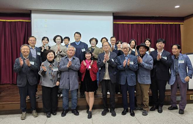 김영수 한국사마천학회 이사장 특강이 끝난후 목민과정 수강생들이 김영수 이사장과 함께 단체사진을 찍고 있다. 사진=다산학당 제공