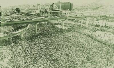 1980년 5월15일 서울역에 집결한 대학생 시위대.