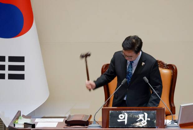 우원식 국회의장이 8일 국회에서 열린 5월 임시국회 제2차 본회의 산회를 선포하고 있다. 앞서 국민의힘은 대한민국헌법 개정안과 다른 법안에 대해 필리버스터(무제한 토론을 통한 합법적 의사진행 방해)를 하겠다고 밝혀 우 의장은 이날 대한민국헌법 개정안 등을 본회의에 상정하지 않았다. /연합뉴스