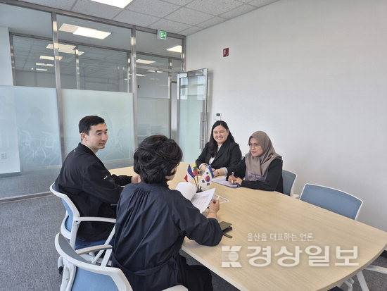 ▲ 울산외국인근로자지원센터가 지난 6일부터 시범운영이 시작된 가운데 상담 직원들이 외국인 근로자들을 대상으로 체류·생활 상담을 진행하고 있다.