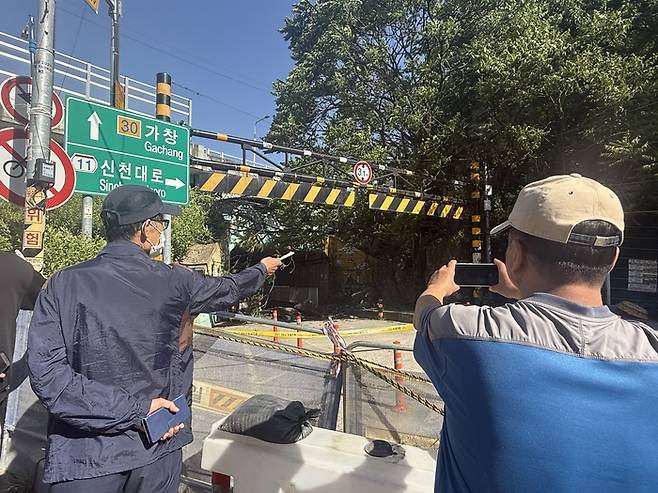 8일 대구 남구 봉덕동 지하보행도 인근 낙석 사고 현장에서 주민들이 사고 지점을 바라보고 있다. 구경모 기자