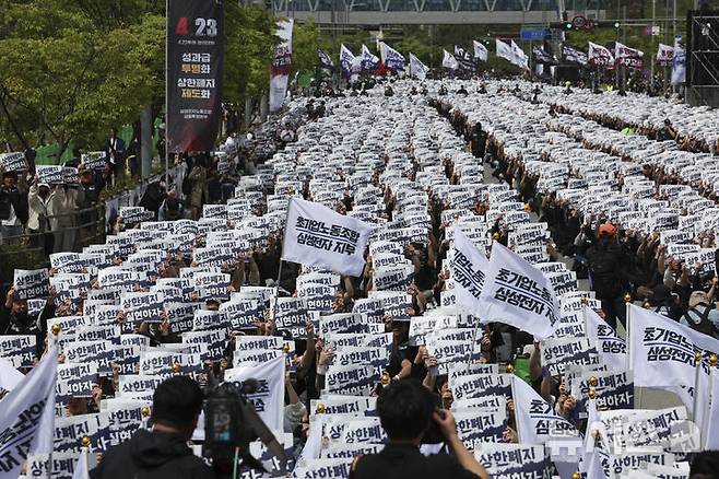지난달 23일 오후 경기 평택시 삼성전자 평택사업장 앞에서 삼성전자노동조합 공동투쟁본부 조합원들이 구호를 외치고 있다./사진제공=뉴시스