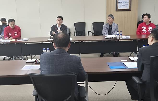 8일 원주의료기기테크노밸리 4층 회의실에서 안철수 국회의원(가운데)이 김진태 강원특별자치도지사 후보(왼쪽), 박정하 국회의원, 원강수 원주시장 후보(오른쪽) 등이 참석한 가운데 첨단의료복합단지 2차 지정 추진 전략을 논의하고 있다./사진=홍성우 기자