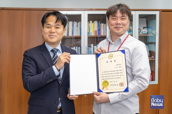 제54회 어버이날을 맞아 동대문구 김기현 부구청장(왼쪽)과 효행 공무원 표창을 수상한 함규 주무관이 기념촬영을 하고 있다. ⓒ동대문구