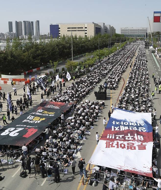 삼성전자노동조합 공동투쟁본부 조합원들이 지난달 23일 오후 경기 평택시 삼성전자 평택사업장 앞에서 열린 투쟁결의대회에서 구호를 외치고 있다. 사진=뉴시스