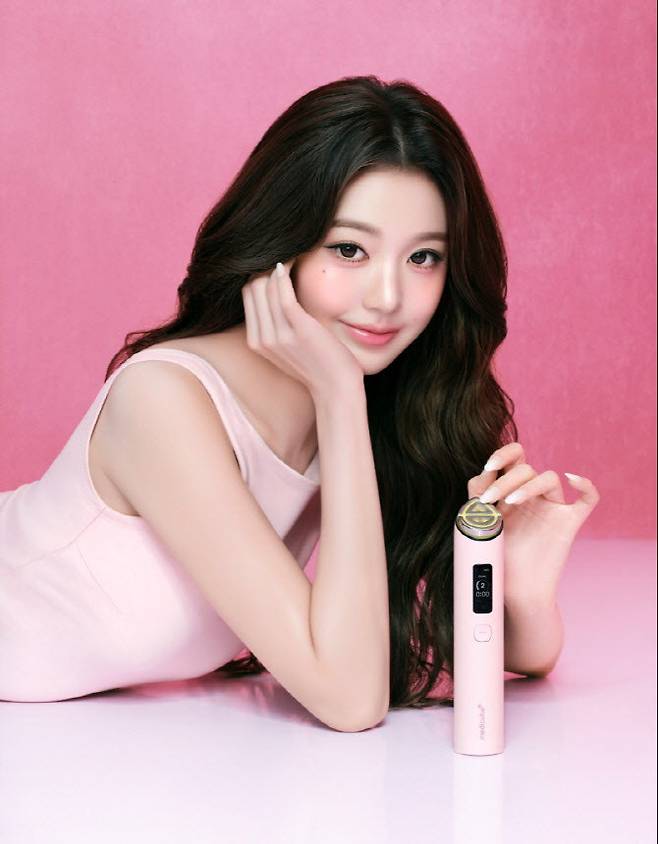 에이피알 모델 장원영과 ‘부스터 프로 X2’ 제품 이미지. (사진=에이피알)