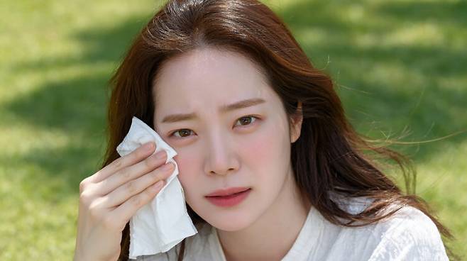 야외 촬영 일정이 길다면, 눈을 자주 깜빡이고 예비 안경을 준비하는 등 눈 자극을 줄이기 위한 노력이 필요하다. 사진=클립아트코리아