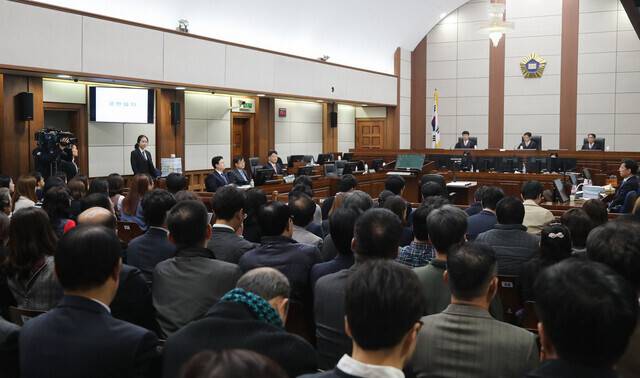 2016년 서울 서초구 서초동 서울중앙지법에서 국민참여재판이 열리고 있다. 연합뉴스