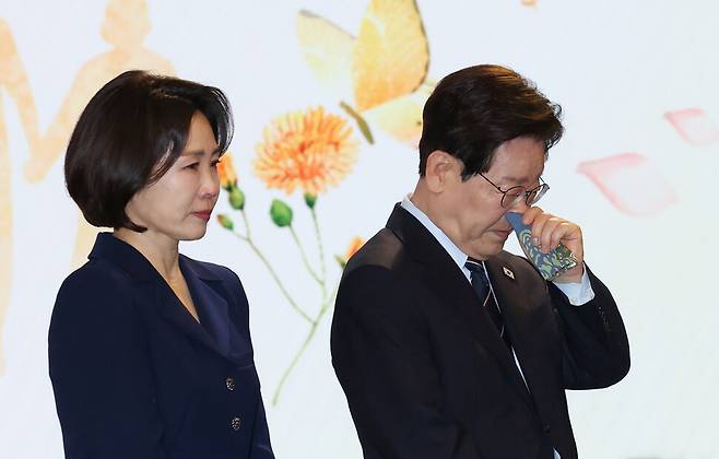 8일 오전 서울 중구 대한상공회의소에서 열린 제54회 어버이날 기념식 축사에서 순직한 소방·경찰 공무원의 유가족을 언급하다 눈물을 보인 이재명 대통령이 행사장을 떠나기 전 김혜경 여사와 함께 눈물을 닦으며 참석자들에게 인사하고 있다. 청와대사진기자단