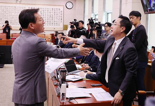 30일 열린 국회 ‘윤석열 정권 정치검찰 조작기소 의혹 사건 진상규명 국정조사특별위원회’ 전체회의에서 더불어민주당 박성준 간사(오른쪽)와 국민의힘 김형동 간사가 언쟁을 벌이고 있다. 특위는 민주당 주도로 결과보고서를 의결하고 증인 31명을 위증 등의 혐의로 고발하기로 했다. 임현동 기자