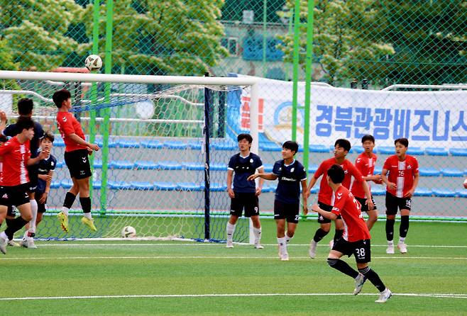 ▲ 경북관광비즈니스고와 FC광명U18 팀이 ‘2026 금강대기 전국 고등학교 축구대회’ 개막을 앞두고 7일 강릉강남축구공원 경기장에서 훈련하고 있다.