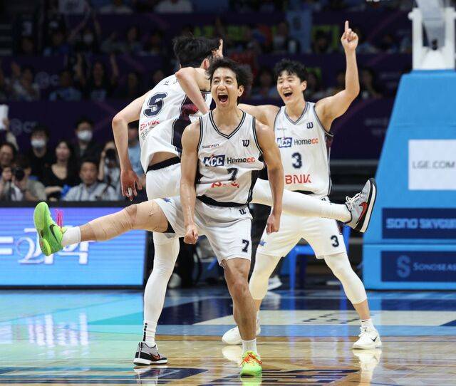 7일 KBL 챔프전 2차전에서 KCC 허훈(가운데)이 득점 후 동료들과 기뻐하고 있다. 뉴시스