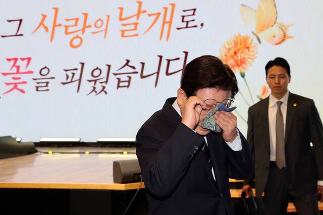 이재명 대통령이 8일 서울 중구 대한상공회의소에서 열린 어버이날 기념식에서 축사 후 눈물을 닦고 있다. 이 대통령은 축사에 앞서 순직 경찰관, 소방관 부모님들에게 카네이션을 달아드렸다. 연합뉴스