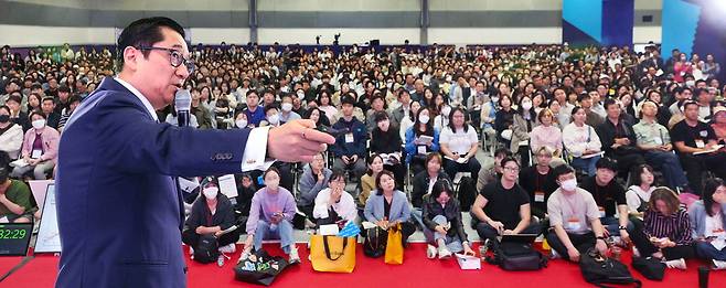 8일 서울 강남 코엑스에서 열린 '2026 서울머니쇼'에서 유동원 유안타증권 글로벌자산배분본부장이 '해외 주식시장 전망과 종목 분석'을 주제로 강연하고 있다. 한주형 기자