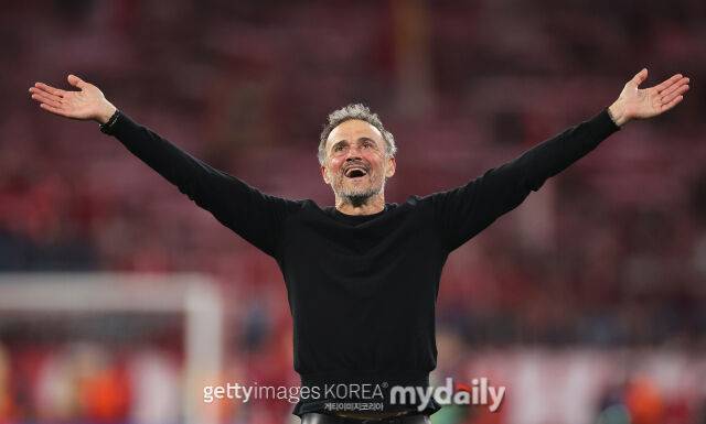 루이스 엔리케 PSG 감독이 7일 바이에른 뮌헨과 경기가 끝난 뒤 UEFA 챔피언스리그 결승 진출을 확정한 후 두 팔을 높게 들고 있다. /게티이미지코리아