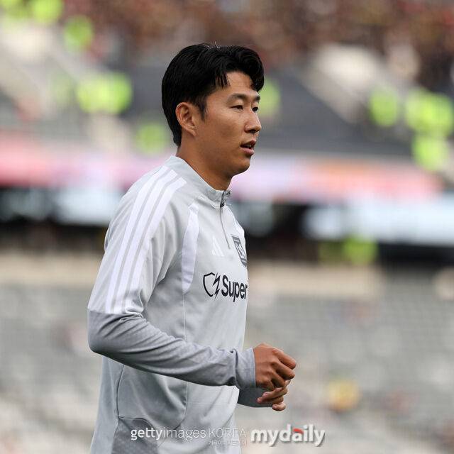 LAFC의 손흥민이 2026년 5월 미국 샌디에이고에서 열린 2026시즌 MLS 경기에 앞서 워밍업을 하고 있다./게티이미지코리아