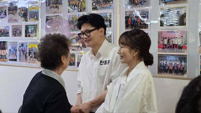 한동훈 후보와 부산 북구갑에서 유세 중인 아내 진은정 변호사가 9일 북구 만덕동에 전입신고를 마쳤다. 한동훈 후보 SNS 캡처