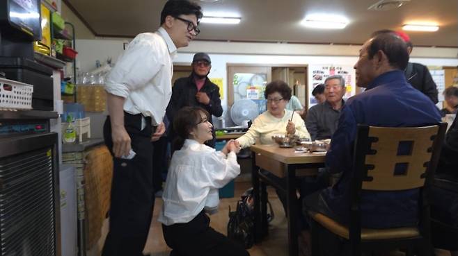 한동훈 후보와 부산 북구갑에서 유세 중인 아내 진은정 변호사가 9일 북구 만덕동에 전입신고를 마쳤다. 한동훈 후보 SNS 캡처
