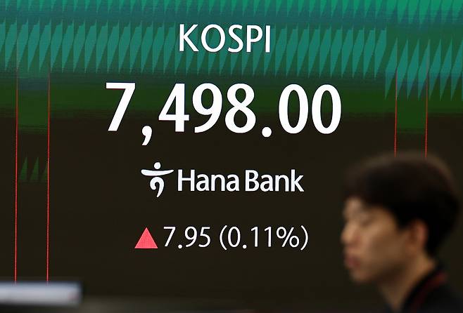 코스피가 장 후반 상승 전환해 7,500선 턱밑에서 장을 마치며 또 사상 최고치를 경신한 8일 서울 하나은행 본점 딜링룸에서 딜러들이 업무를 보고 있다. 연합뉴스