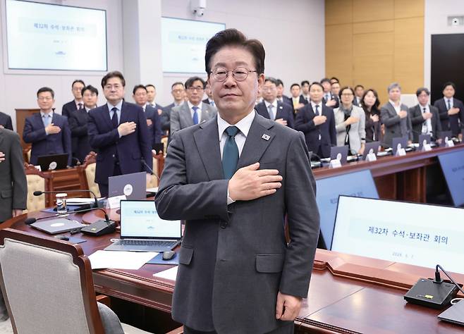 이재명 대통령이 5월7일 청와대 여민관에서 열린 수석보좌관회의에서 국민의례를 하고 있다. ⓒ연합뉴스