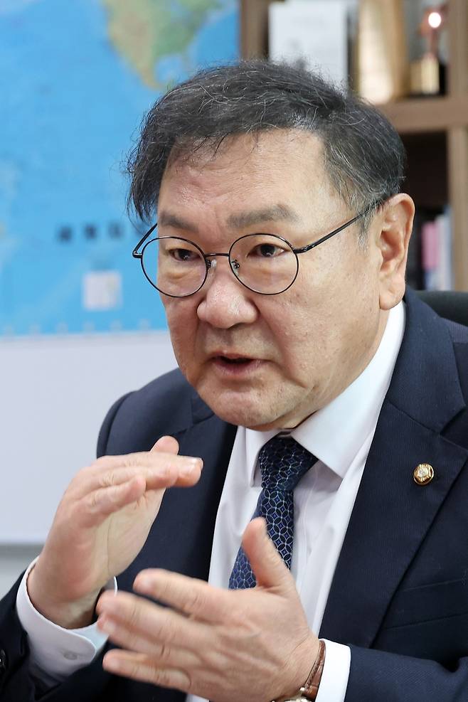 '국회의장 출마' 김태년 의원, 연합뉴스 인터뷰 (서울=연합뉴스) 이동해 기자 = 22대 후반기 국회를 2년간 대표할 국회의장 선거에 출마하는 더불어민주당 김태년 의원이 지난 6일 국회 의원회관 자신의 의원실에서 연합뉴스와 인터뷰를 하고 있다. 2026.5.8
eastsea@yna.co.kr