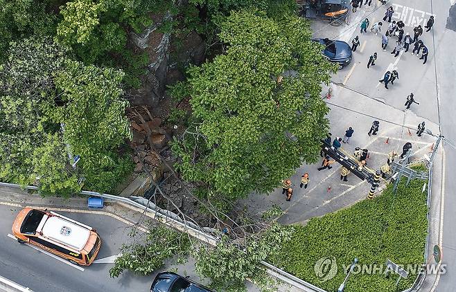 사망자 발생한 낙석 사고 현장 (대구=연합뉴스) 윤관식 기자 = 8일 오전 10시 47분께 대구 남구 봉덕동 한 지하도 옆 경사로에서 대형 암석이 떨어지는 사고가 나 관계 당국이 현장을 통제하고 있다. 이 사고로 해당 지하도를 지나던 행인 1명이 숨졌다. 2026.5.8 psik@yna.co.kr