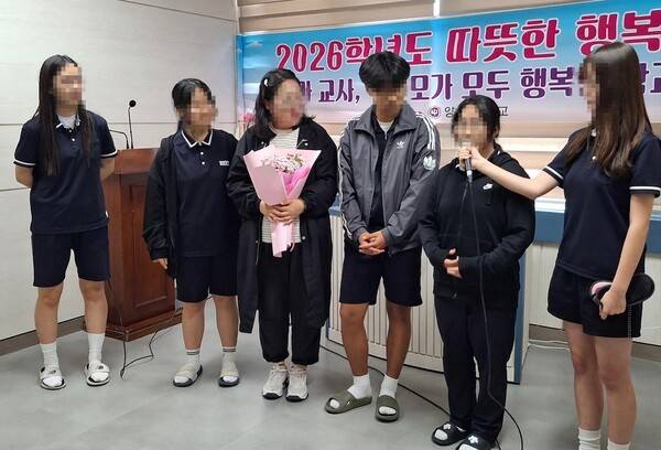 포항 양학중학교 학생들이 어버이날 행사에서 학부모가 전하는 편지를 듣고 소감을 말하고 있다. 포항교육지원청 제공