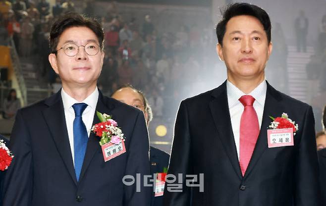 정원오 더불어민주당 서울시장 후보와 오세훈 국민의힘 서울시장 후보가 6일 서울 중구 장충체육관에서 열린 대한노인회 서울시연합회 제54회 어버이날 기념행사에 참석하고 있다. (사진=방인권 기자)